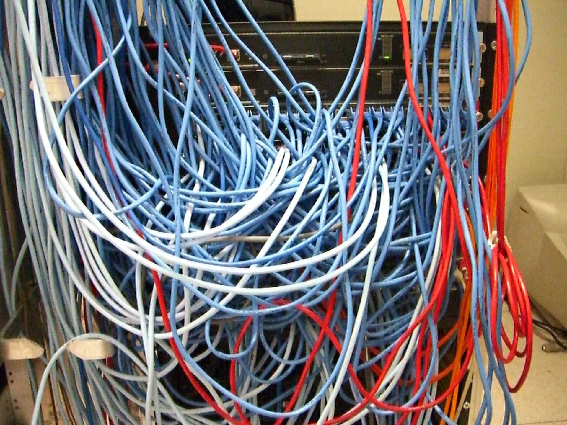 Rack de server cu cabluri de rețea