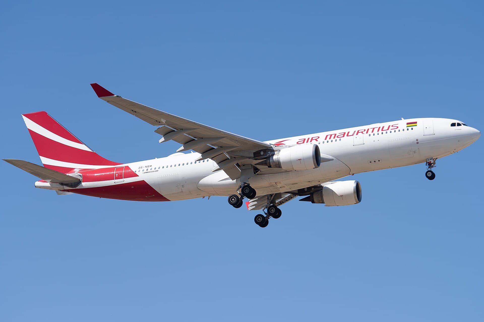 Aeronavă de pasageri pe pista unui aeroport